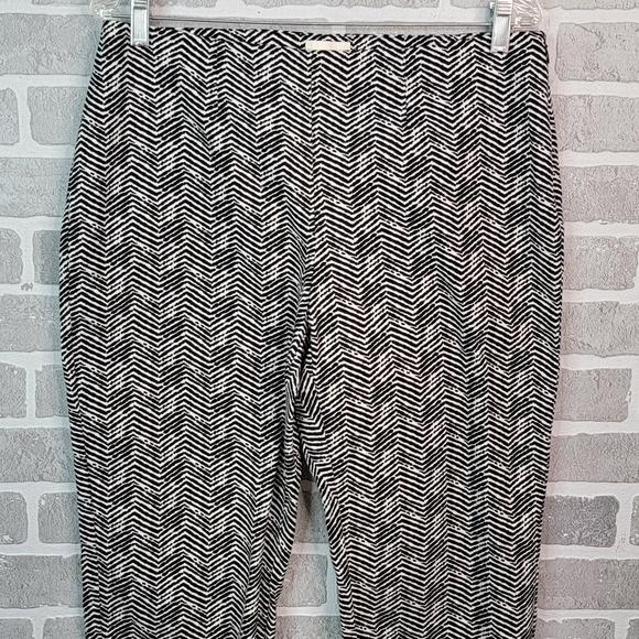 Chico's Crop Zebra Style Print Crop Leg Caucho Capri Pants Women's Size 1 - Picture 10 of 16